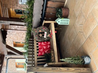 Weihnachtsdeko vor dem Hauseingang