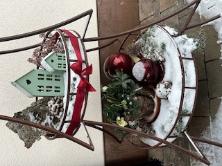 Weihnachtsdeko vor dem Haus