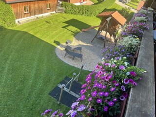 Blick vom Balkon zum Spielplatz und in den Garten