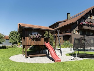 Spielhaus und Trampolin