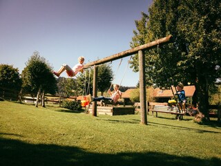 Unser Garten mit Sandkasten und Schaukel