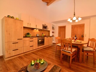 Großes gemütliches Wohnzimmer mit Dachgiebel