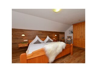 Großes ruhiges Schlafzimmer