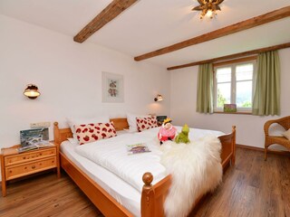 Großes ruhiges Kinderzimmer mit großem Doppelbett