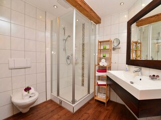 Großes Bad mit Dusche