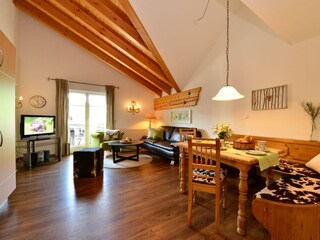 Wohnzimmer mit Dachgiebel