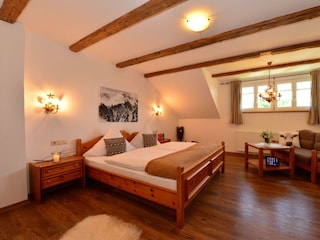 Großes Schlafzimmer mit kleiner Dachschräge