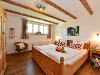 Kinderzimmer mit großem Doppelbett