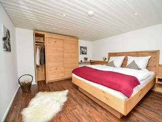 Großzügiges Schlafzimmer mit viel Ruhe