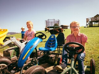 Viele Kettcars und Trettraktoren