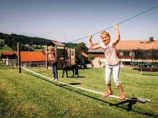 Großer Spielplatz hinterm Haus