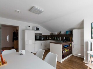 Abgeschlossene Küche mit separatem Essbereich für