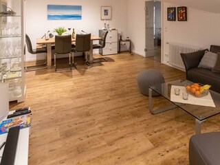 Wohnzimmer mit Sitzecke und großem Essbereich