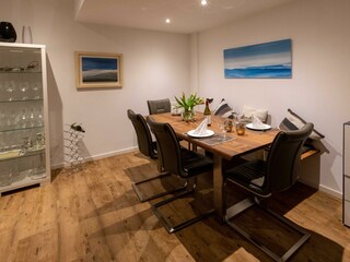 Essbereich mit 4 Stühlen und Sitzbank