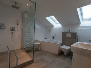 Badezimmer mit großzügiger Dusche, Badewanne