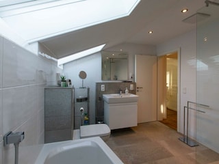 Das geräumige Tageslichtbad mit Regendusche