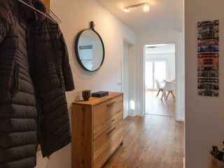 Offene Garderobe und geschlossenen Schuhschr