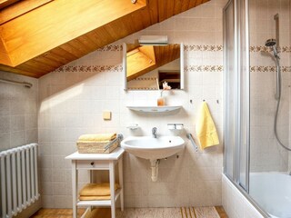 Badezimmer mit Tageslicht und Dusche