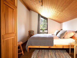 Separates Schlafzimmer mit Doppelbett