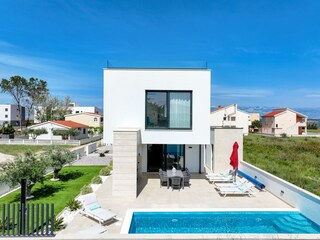 Villa Nin Outdoor Recording 1