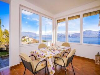 Ca. 20 m² große Veranda mit gigantischer Sicht auf den See und die gegenüberliegenden Berge