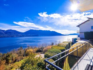 Ca. 7 m² großer Balkon mit gigantischer Sicht auf den See und die gegenüberliegenden Berge