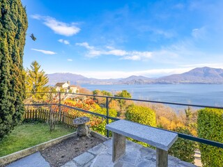 Ca. 200 m² großer Privatgarten mit gigantischer Sicht auf den See und die gegenüberliegenden Berge