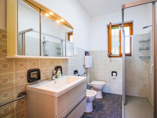 Freundliches Badezimmer mit Dusche, Bidet und Fenster