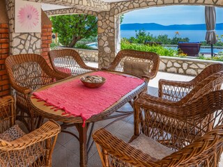 Terrasse am Pool mit Meerblick