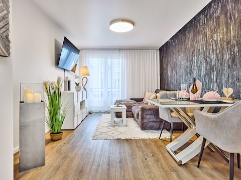 Schicke 2-Zi-Ferienwohnung "Glam-Suite" mit Westbalkon