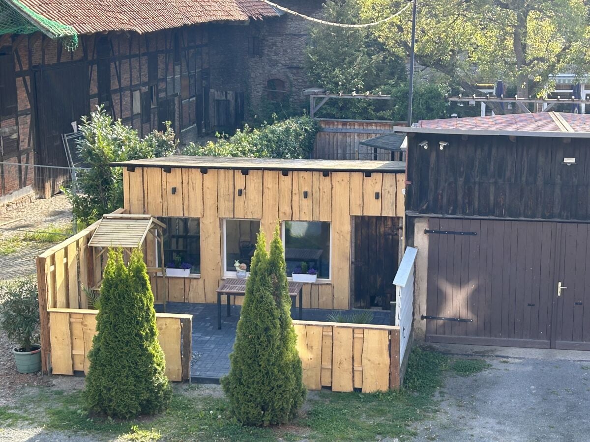 Blick aus dem Küchenfenster zur Terrasse