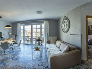Wohn-/Essbereich mit großem Balkon