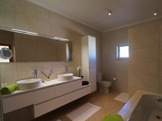 creme weiß Bad mit Wanne, Dusche und Fenster