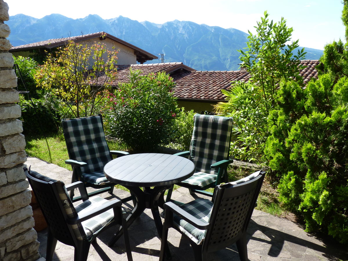 Die Sitzgruppe auf der Terrasse vor der Wohnung