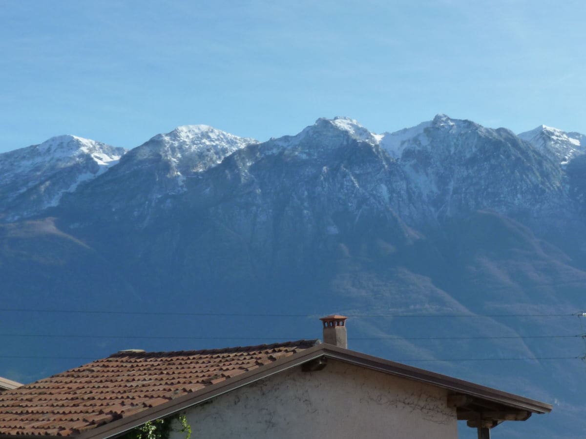 Ausblick vom Garten auf das Monte-Baldo-Massiv