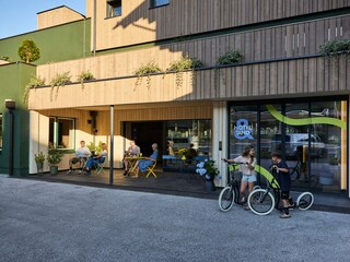 Hotel UND Schladming Eingangsbereich Sommer