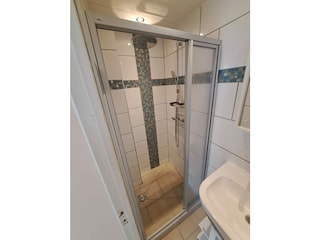 Badezimmer mit Dusche
