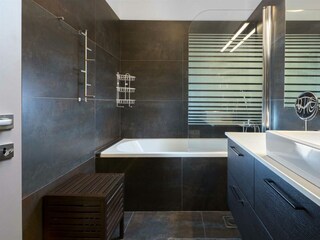 Erste Badezimmer