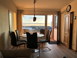 Wohnzimmer Blick zum Balkon