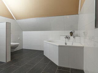 1. OG Bad mit zusätzl. Badewanne
