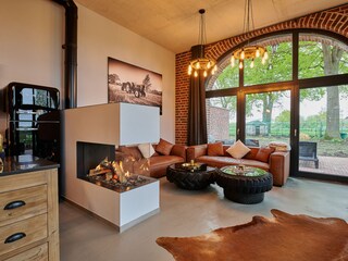 Kamin mit Wohnzimmer und Aussenterrasse
