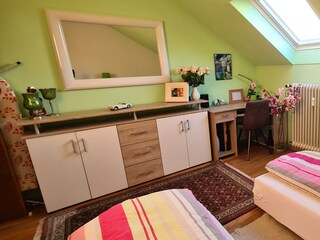 gro.Schlafzimmer mit Schreibtisch