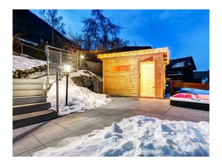 Aussen-Sauna und Jacuzzi