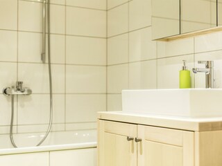 Dusche mit Badewanne