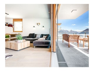 Wohnzimmer und Balkon