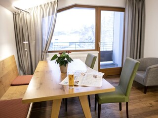 Appartement_C_Tisch_Blick_Terrasse_saettigung