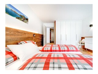 Schlafzimmer 1 mit großer Schrankwand_014