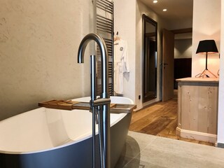 Badewanne_Luxus-Suite_Alpenglück_Wiesenhof