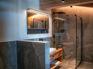 66159bff8c65e5b1bef32371_HS10-min_Badezimmer 2