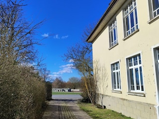 Einfahrt zum Hof und Parkplatz